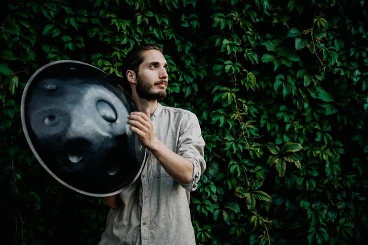 معروفترین آهنگ هنگ درام؛ ملودیهایی که روح این ساز را به جهان معرفی کردند 3 jjkbkyguykgijklftrio9pip9i ایران پرکاشن