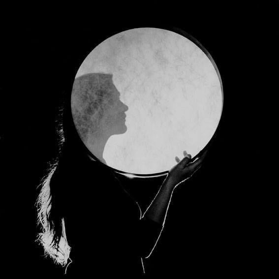 دف زن خانم؛ صدای لطافت و قدرت در ریتم عرفانی موسیقی ایرانی 5 WhatsApp Image 2025 12 05 at 15.32.14 ایران پرکاشن